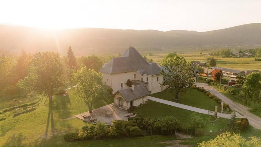 Gîte pour 20 personnes, avec piscine et terrasse ainsi que vue et jardin