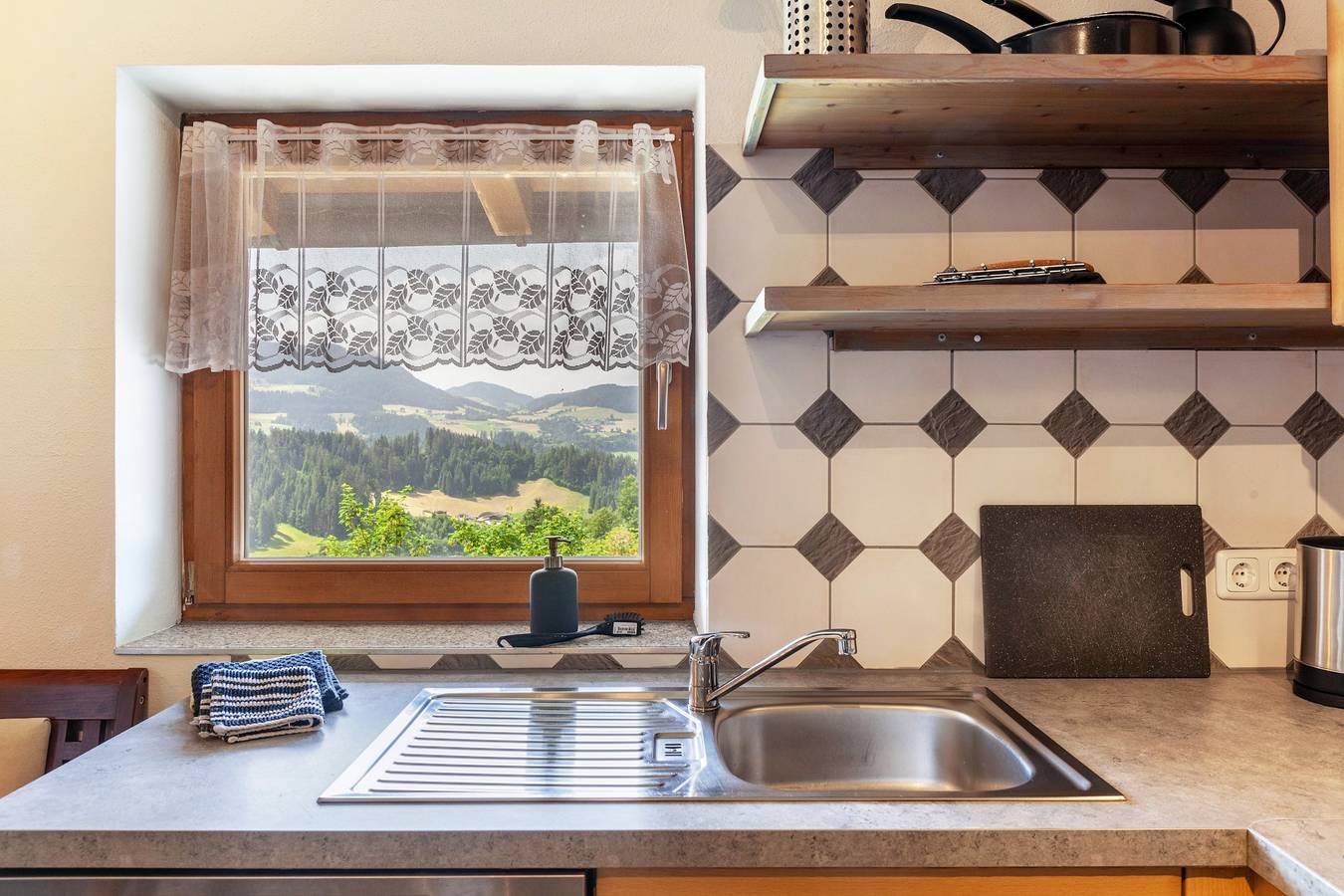 Geheel appartement, Vakantie Appartement "Haus Auner Top 4" met Privésauna, Uitzicht op de Bergen & Wi-Fi in Westendorf (Tirol), Kaisergebirge