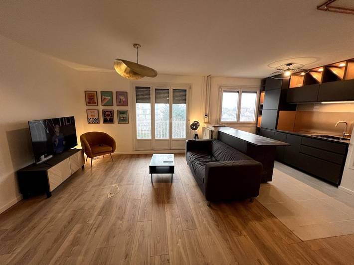 Gîte pour 4 personnes, avec Balcon ainsi que Jardin et Vue à Décines-Charpieu