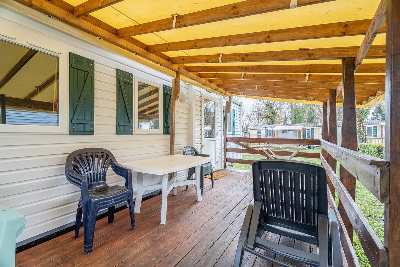 Mobil-home B027 cerca de Europapark con terraza privada y jardín compartido in Boofzheim, Región de Sélestat-Erstein