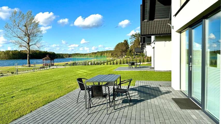 Ferienhaus für 8 Personen, mit Ausblick und Seeblick sowie Pool und Garten, mit Haustier