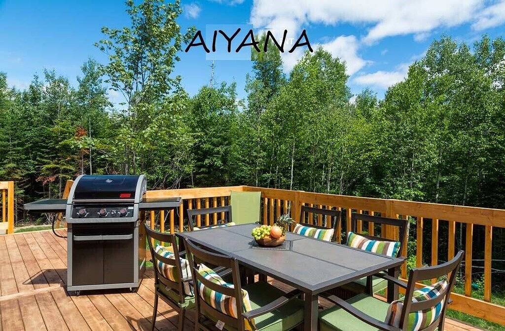 Luxurious cottage with hot tub, heated swimming pool, billiard in Le Massif