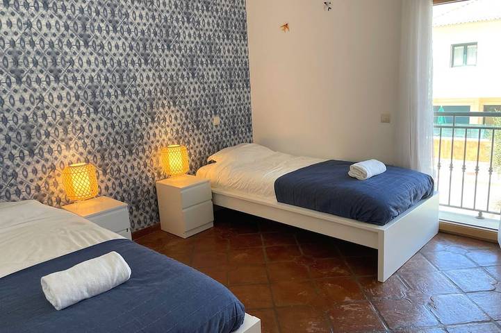 DomusIberica Casa Bonita - Klimaanlage, WLAN, privater Pool, nur ein kurzer Spaziergang zum Strand! in Praia do Burgau, Budens