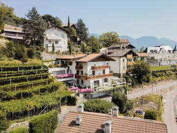 Ferienwohnung für 4 Personen, mit Ausblick und Terrasse im Dorf Tirol