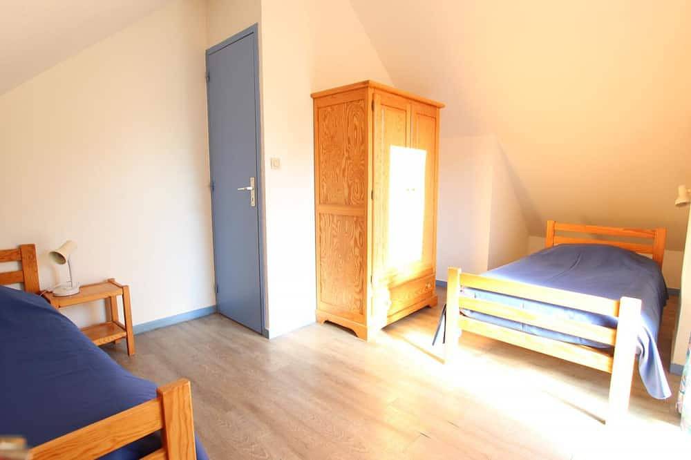 Maison familiale face aux îles Chausey, 2 chambres, terrasse, parking, animaux acceptés, wifi inclus in Saint-Martin de Bréhal, Bréhal