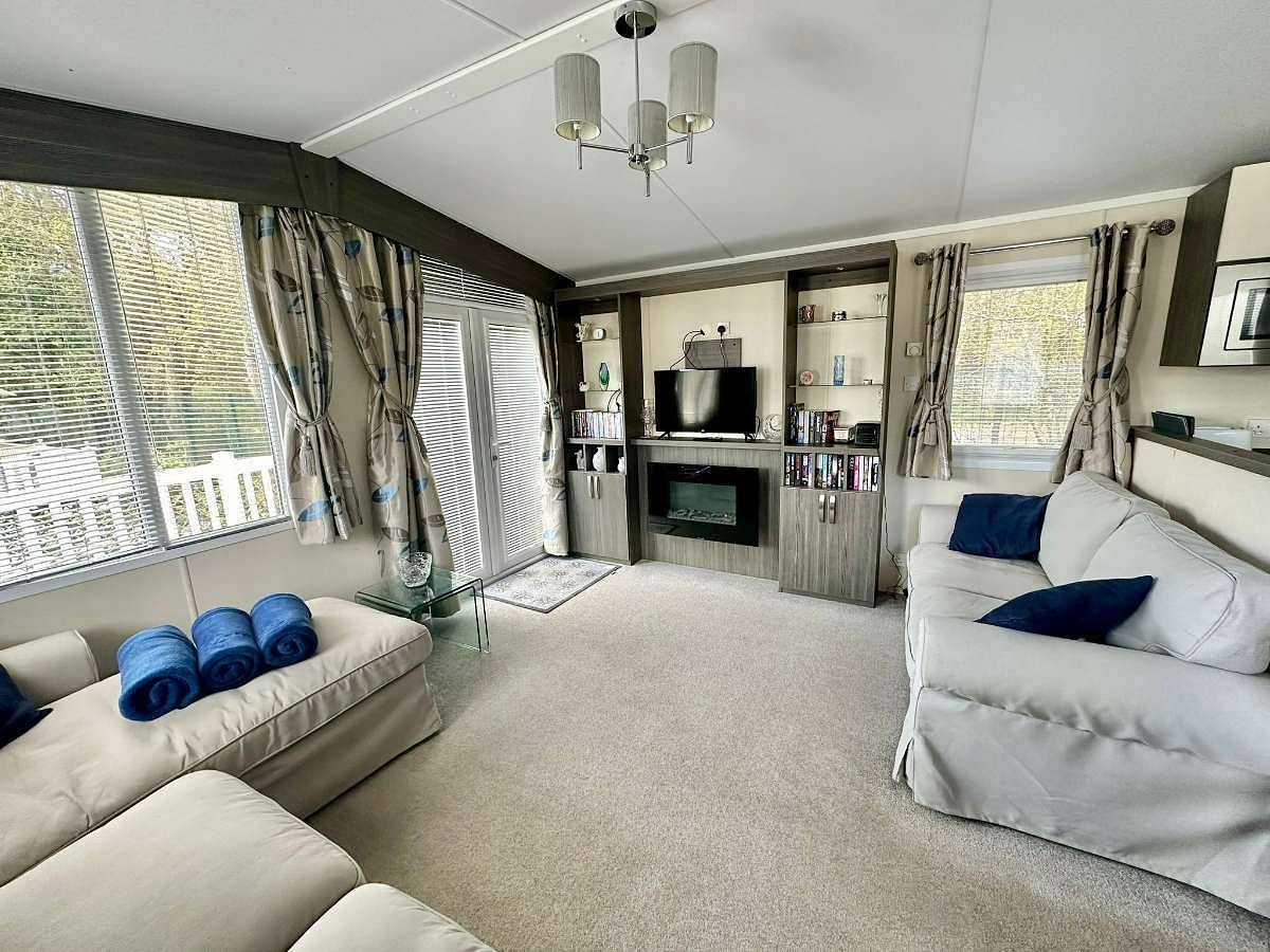 2-Bed Ringwood Cabin - incl Park Pass, Selfcheckin in St. Leonards and St. Ives, Dorset
