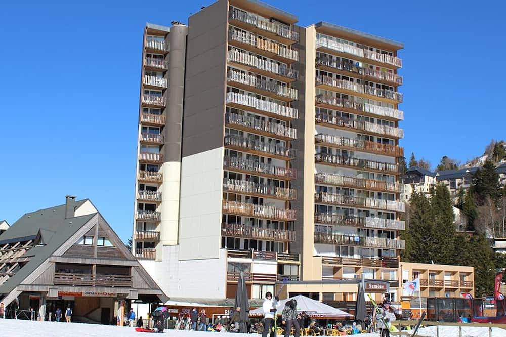 Entire apartment, Ski-in/Ski-out Studio with Balcony and Wifi in Laveissière in Le Lioran, Laveissière