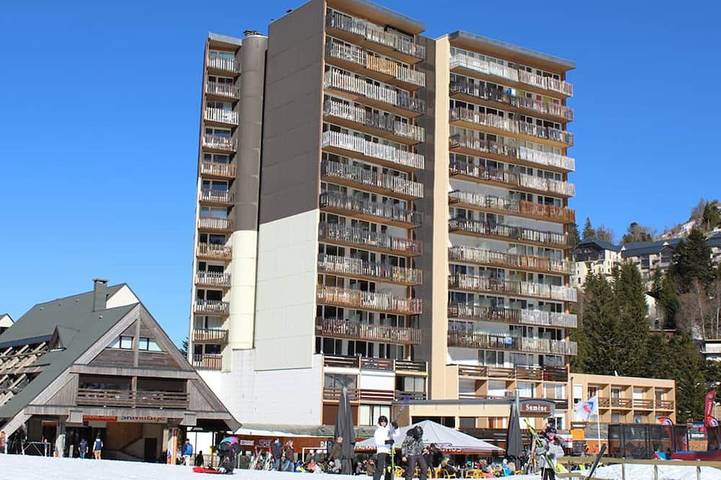 Appartement entier, Studio Rénové avec Balcon Sud, Pistes & Commerces à Proximité in Le Lioran, Laveissière