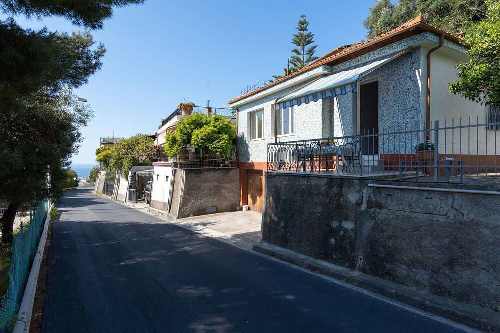 Beautiful private villa for 7 people with Tv and terrace in San Lorenzo al Mare, Riviera di Ponente