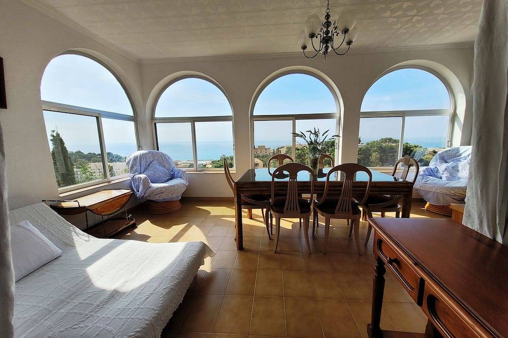Sea views, air-co. Wifi, small pool. in El Campello, Costa Blanca