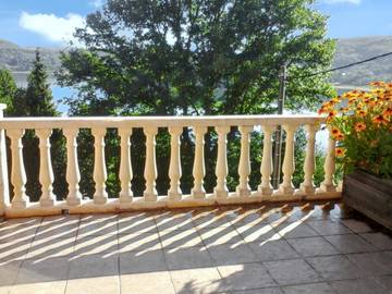Gîte pour 6 personnes, avec terrasse et vue sur le lac à Nages