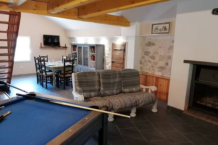 Location de vacances pour 8 personnes, avec Terrasse ainsi que Jardin et Piscine à La Penne