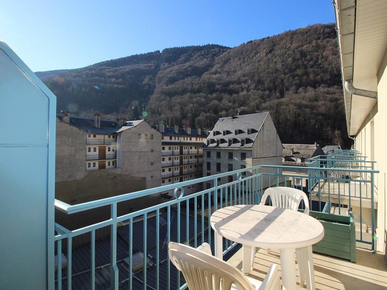 Appartement entier, Appartement 2 pièces cabine avec balcon, parking, animaux admis, Wi-Fi in Luchon-Superbagnères, Bagnères-de-Luchon