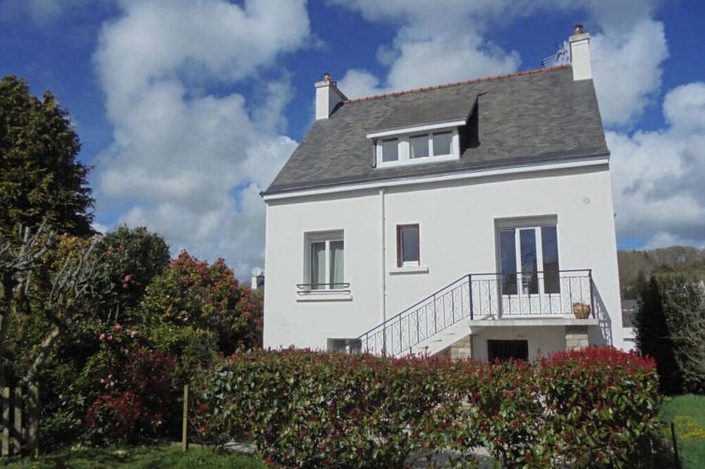 Maison spacieuse, jardin 800 m² avec terrasse. Centre Pont Aven (10 min plages) in Pont-Aven, Région de Quimper