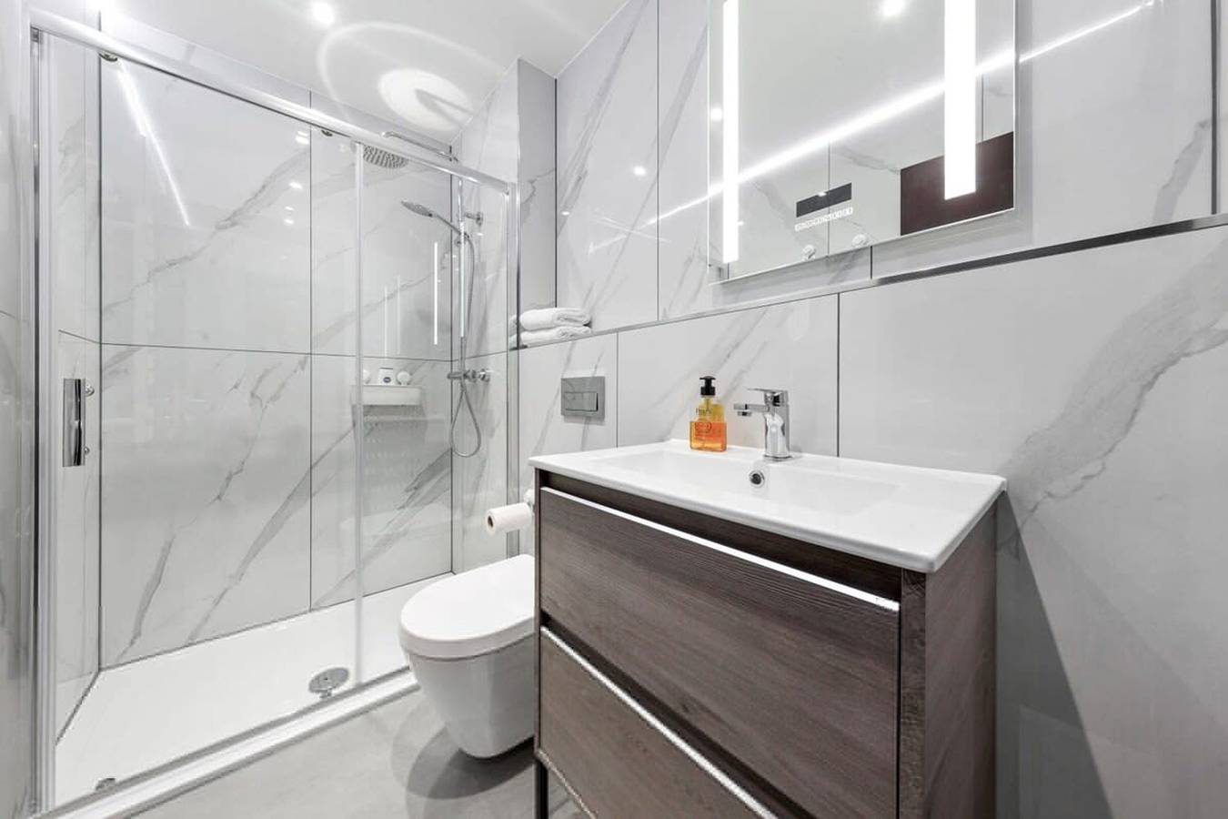 Entire apartment, Huge Cosy Studio Family Sleeps 4 North West London in London, South East England