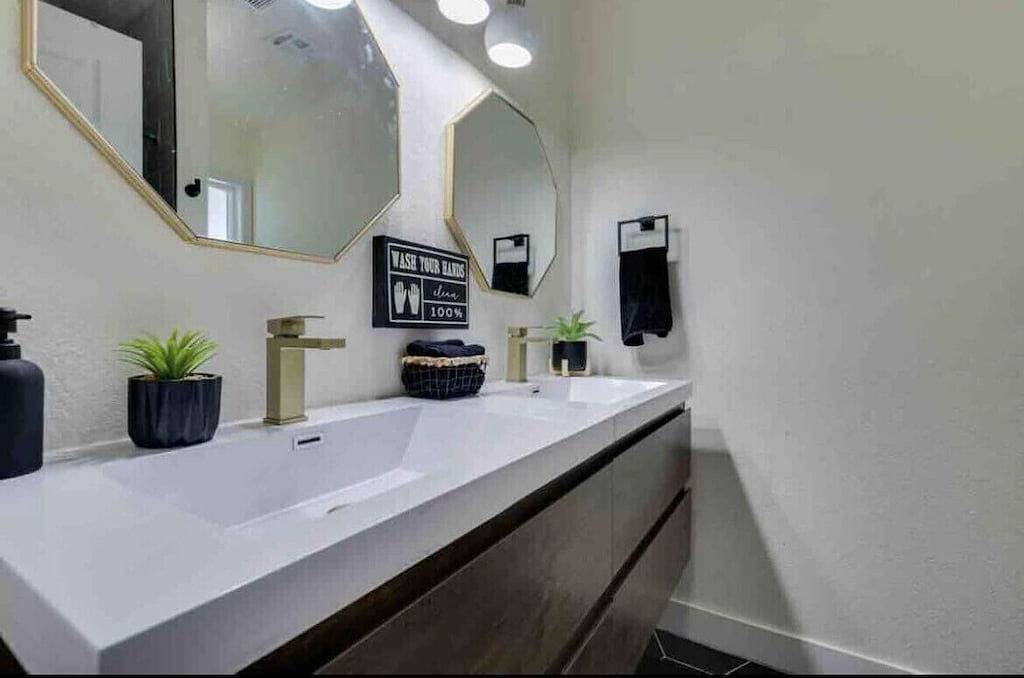 Las Vegas Getaway!! Sleeps 10+ King Bed. Jacuzzi. Open Layout!! in Winchester (NV), Nevada