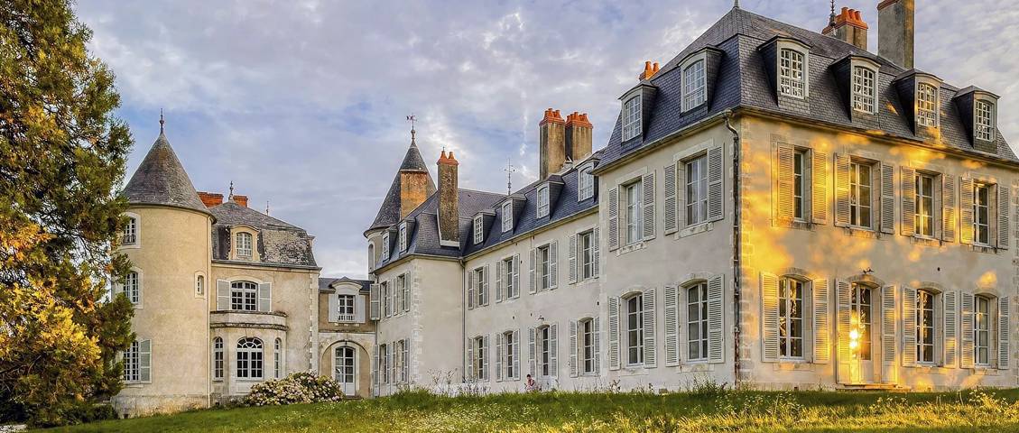 Château pour 47 personnes avec jacuzzi in Thauvenay, Région de Bourges