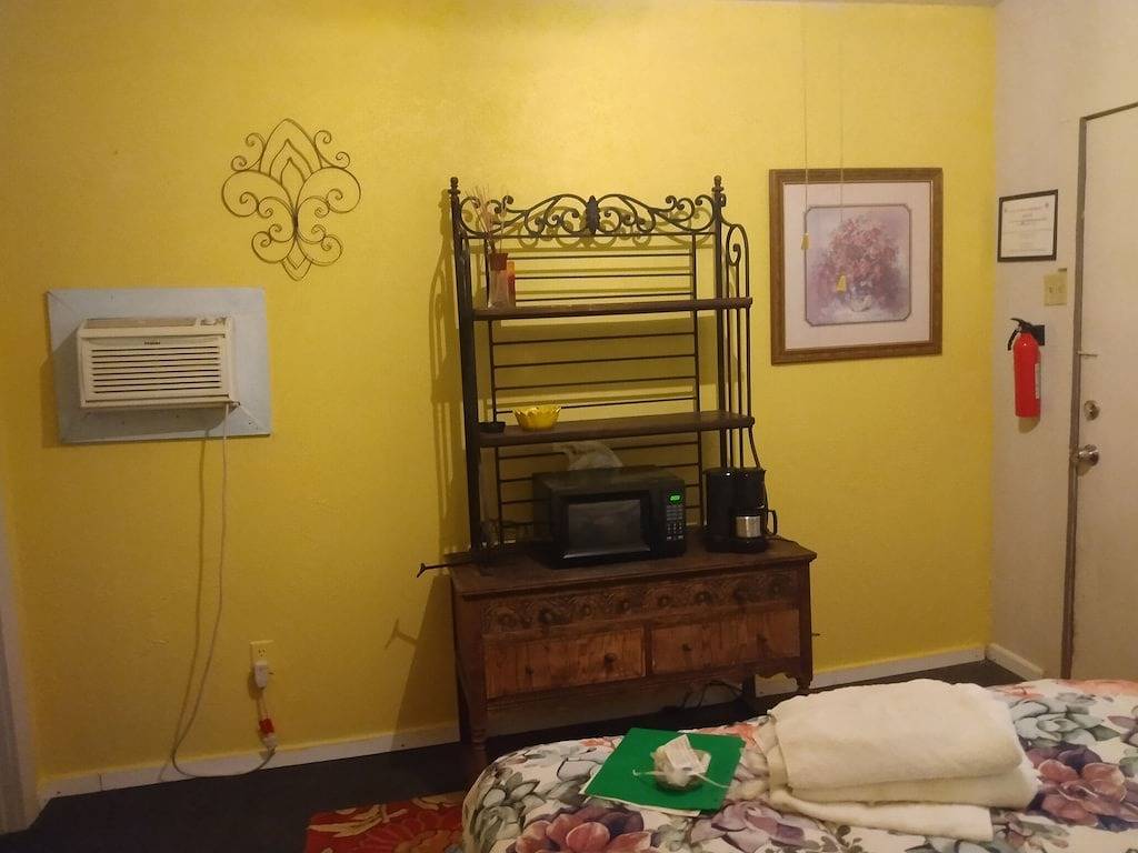 Sunflower Room with quiet deck in Canton, Van Zandt County