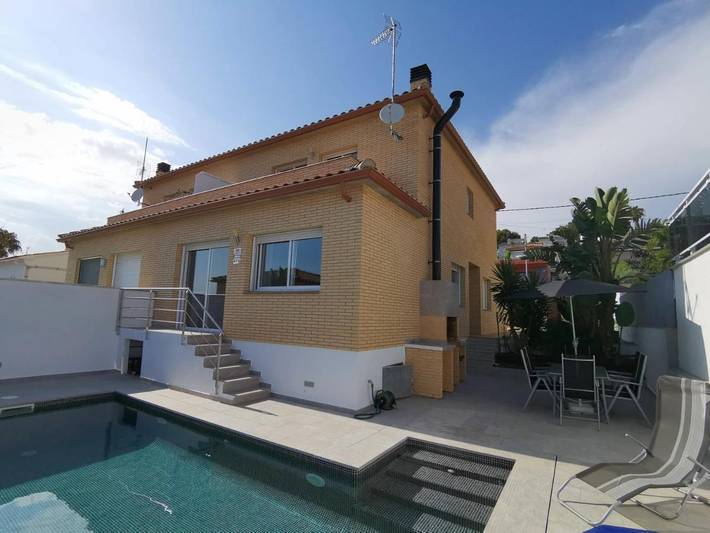 Casa rural para 8 personas, con Balcón y Terraza además de Jardín y Piscina en Calafell