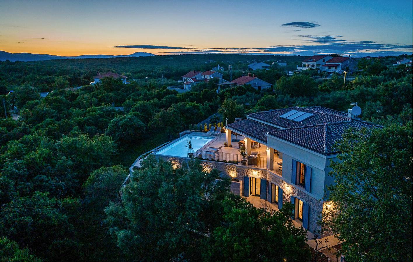 Apartment mit Meerblick, Pool, WLAN und Parkplatz in der Nähe des Strandes von Jert in Pinezici, Krk