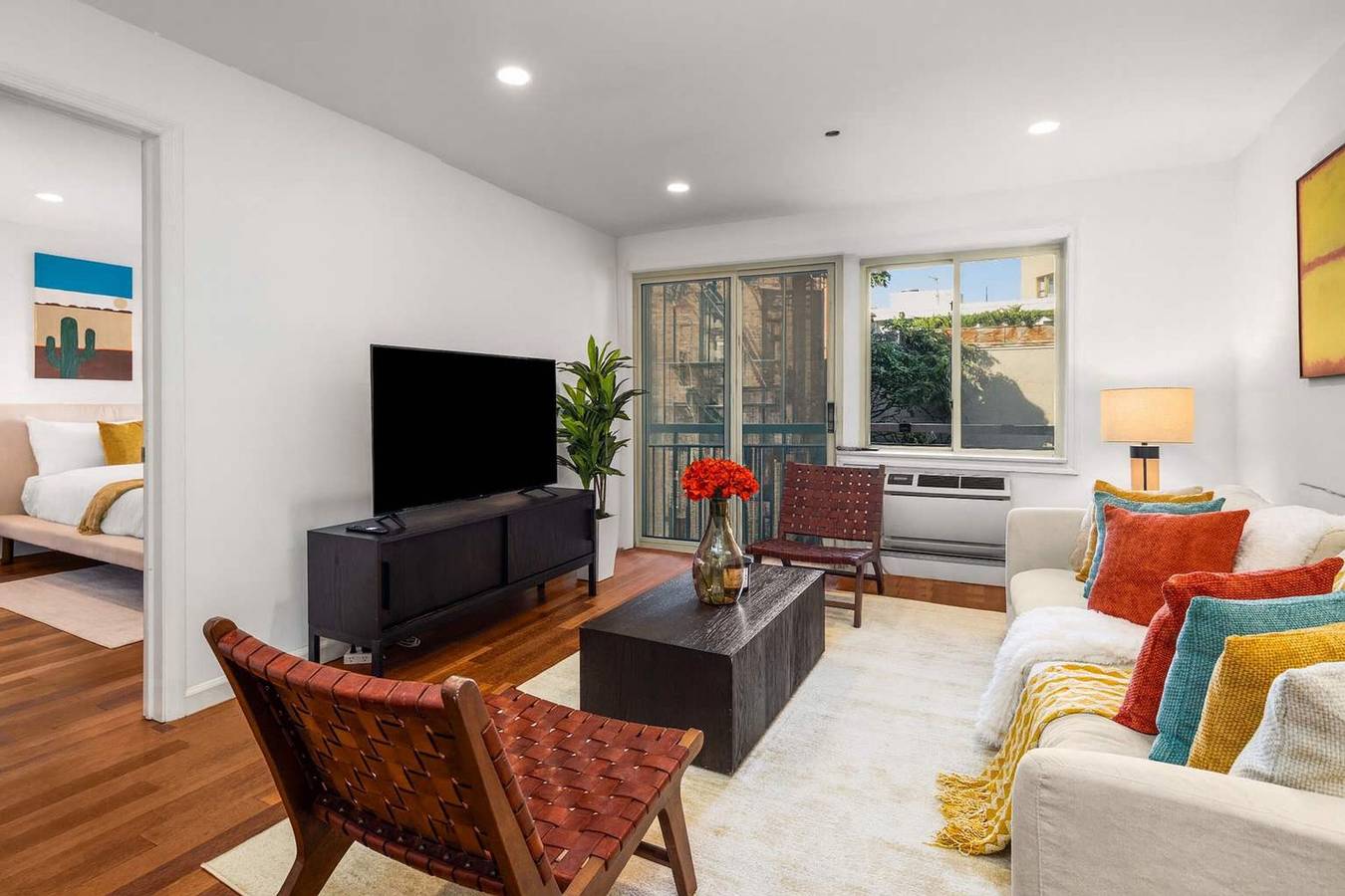 Apartamento entero, Cooper Terrace 1Br Light-Filled Loft w Balcony in Elevator Building in Manhattan, Nueva York