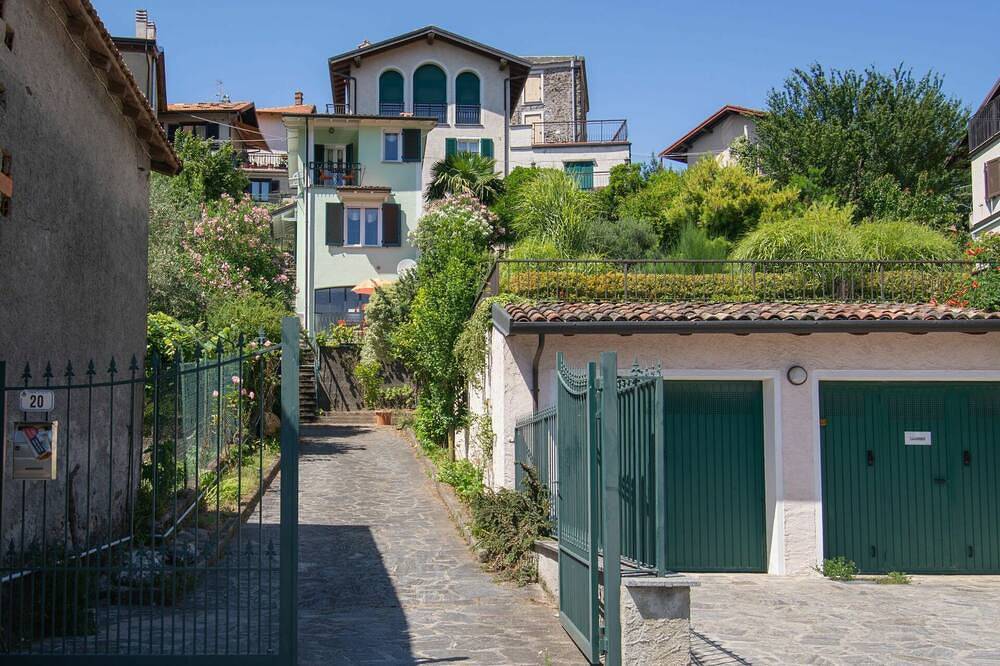 Atemberaubendes alleinstehendes Ferienhaus für 3 Gäste mit  W-Lan, Tv, Terrasse und Parkplatz in Olgiasca, Colico