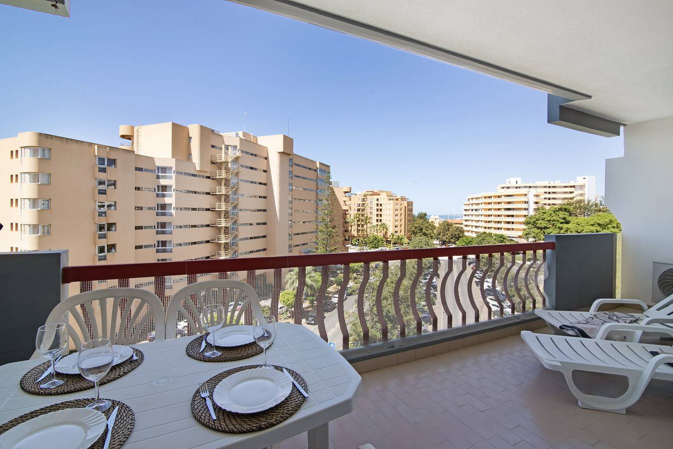 Apartamento inteiro, Apartamento 'T2 Com Piscina Centro Vilamoura' com Vista Mar, Wi-Fi e Ar Condicionado in Vilamoura, Quarteira
