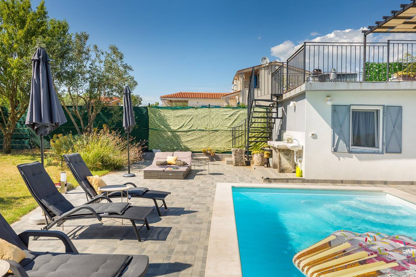 Ferienhaus Dioniza – charmante Villa mit Pool, Sauna, Whirlpool, Darts und Tischfußball, nur wenige Autominuten vom Meer entfernt in Gajana, Südküste Istrien