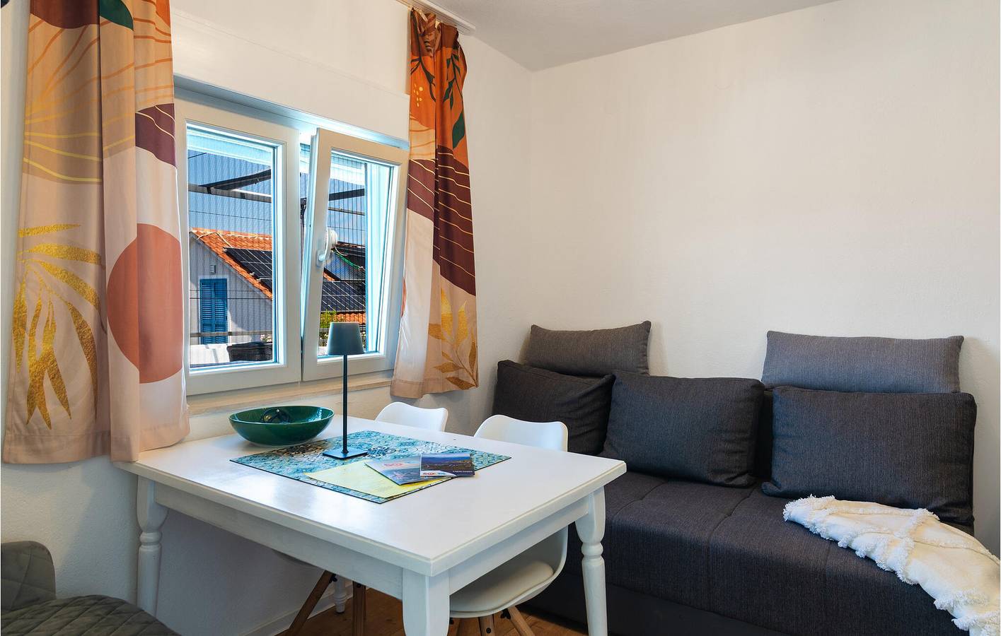 Ganze Ferienwohnung, Wohnung an der Küste mit Meerblick, Terrasse und in der Nähe von Necujam in Necujam, Solta