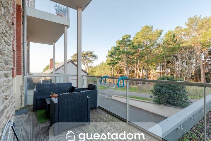 Gîte pour 2 personnes, avec piscine ainsi que balcon et jardin dans Plage de La Fontaine aux Bretons
