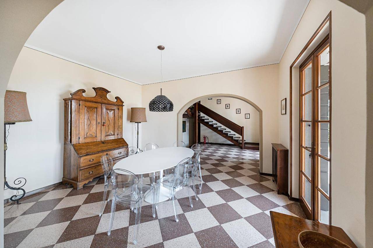 Villa Mariavittoria in Gardone Riviera, Montagnes autour du lac de Garde