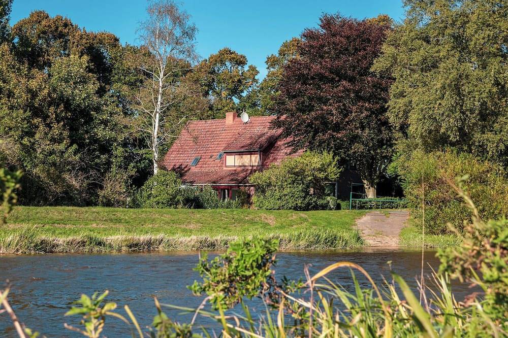 Ganze Wohnung, Großzügige Fewo am Fluss Aper-Tief direkt am Deich in Ostfriesland gelegen in Detern, Niedersachsen
