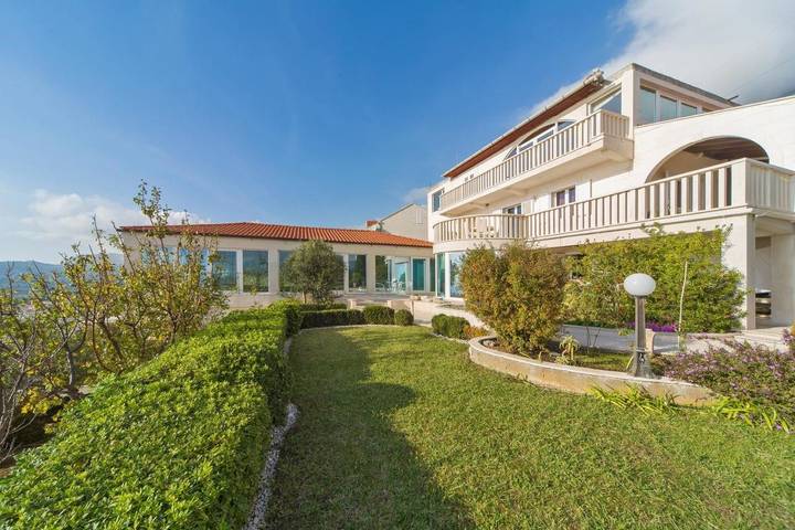 Villa pour 13 personnes, avec sauna et piscine ainsi que vue et jardin, animaux acceptés à Mlini - 2