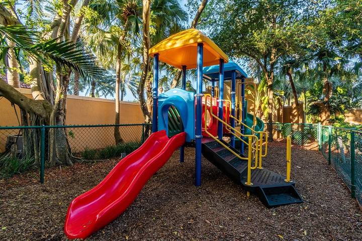 Vacation rental for 8 people, with balcony and hot tub as well as pool in Aventura FL