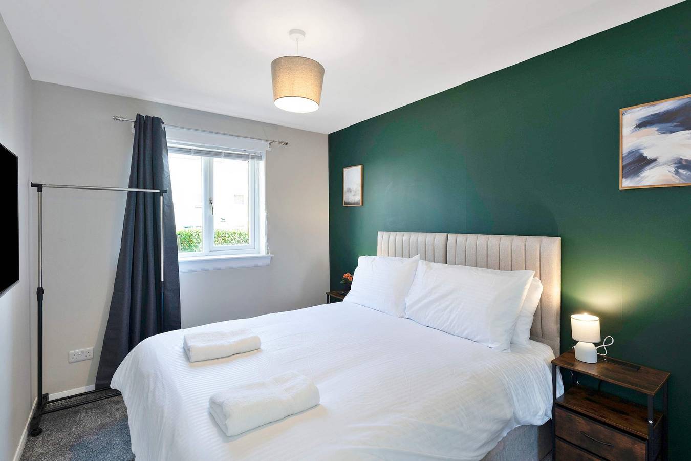 Family   Contractor Stay - Parking - Nr Edinburgh in Livingston, West Lothian