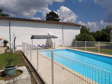 Gîte pour 4 personnes, avec jardin ainsi que terrasse et piscine à Gémozac