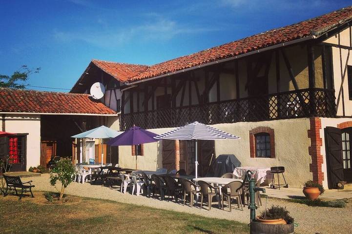 Location de vacances pour 30 personnes, avec Balcon ainsi que Jardin et Piscine à Lagarde-Hachan