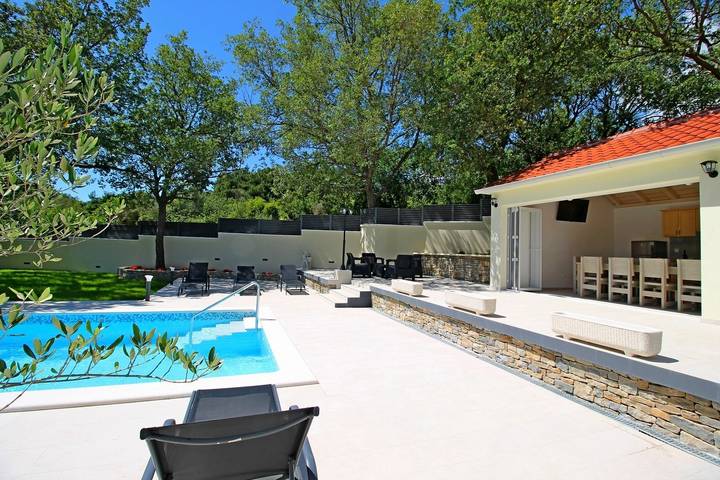 Hel lejlighed, Villa Skura- private heated pool 32m2, summer kitchen, 4 bedrooms, garden in Naklice, Split-Dalmatien