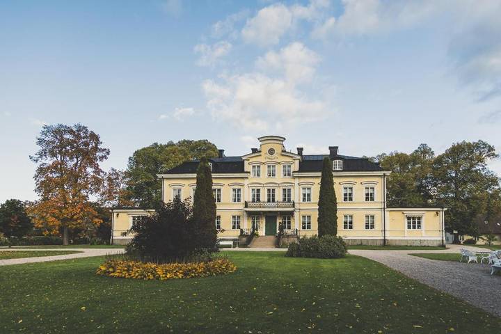Hotell för 2 Personer, med bastu samt bubbelpool och trädgård och pool i Västmanland