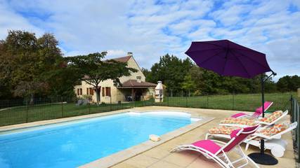 Gîte pour 7 personnes, avec piscine ainsi que jardin et terrasse, animaux acceptés à Uzech