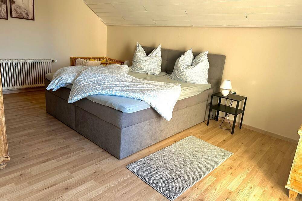 Ganze Wohnung, Modernes Ferienhaus mit Balkon und Badewanne (81 qm) in Furth im Wald, Ostbayern