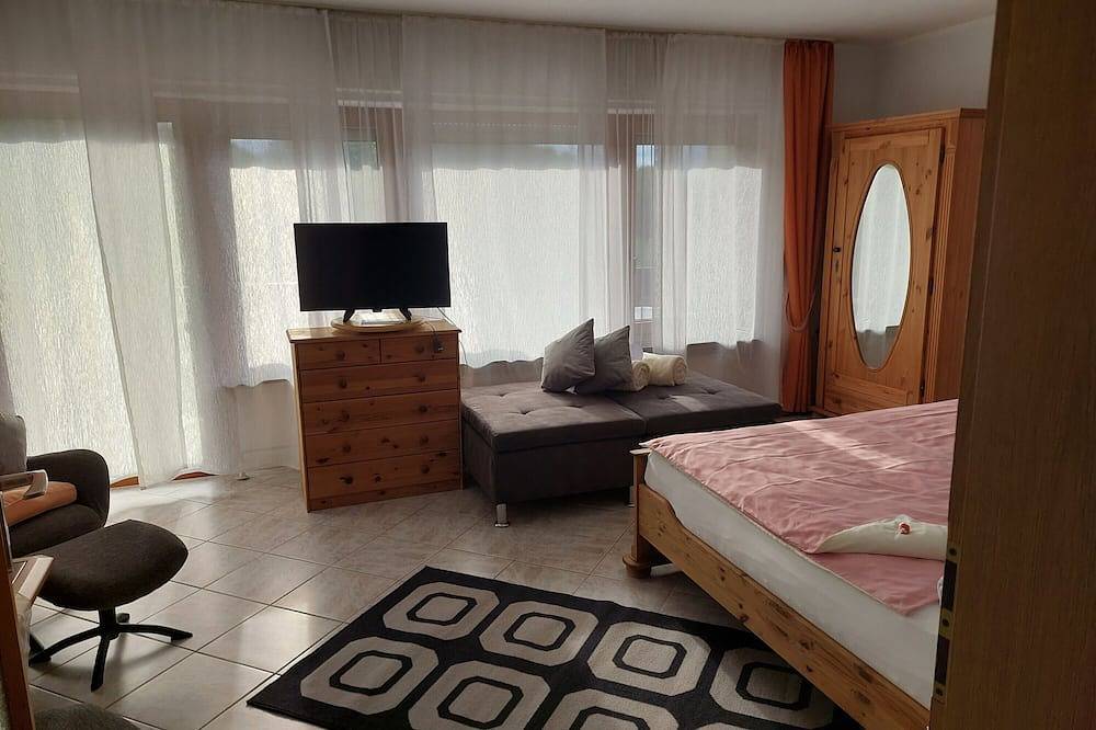 Ganze Wohnung, Ferienwohnung 'Osterwiese' mit privater Terrasse, privatem Garten und Wi-Fi in Weilburg, Lahntal