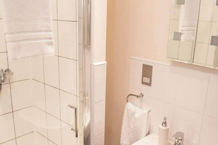 Entire apartment, Mary Dann - Stunning Ground Floor Apartment in the heart of Old Town Padstow in Padstow, Cornwall