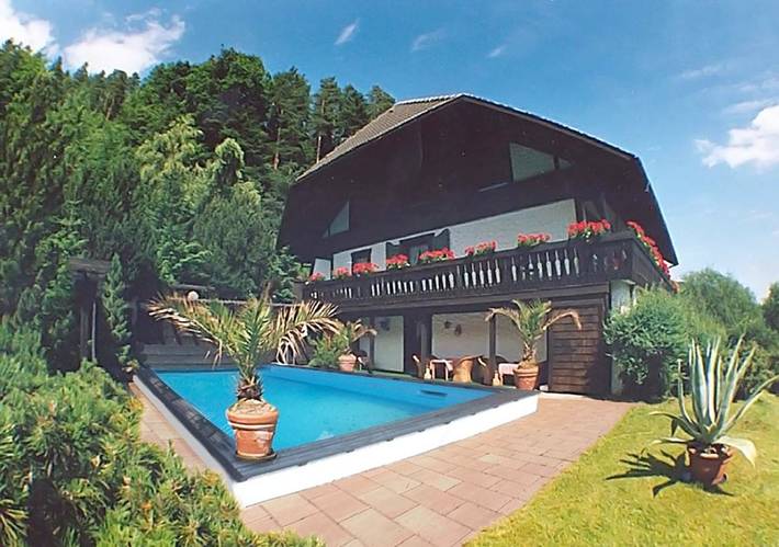 Ferienwohnung für 6 Personen, mit Balkon und Terrasse sowie Garten und Pool
