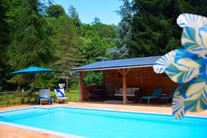 Gîte pour 4 personnes, avec terrasse ainsi que jardin et piscine