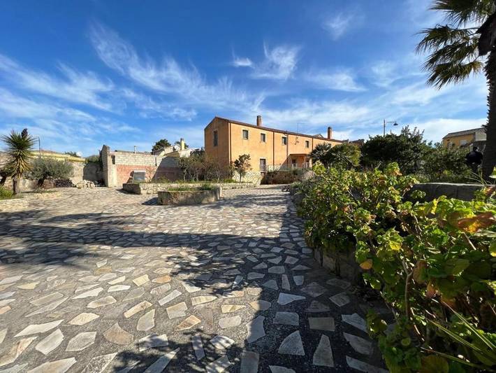 Gîte pour 2 personnes, avec terrasse et bassin pour enfant ainsi que vue et jardin dans Dolianova