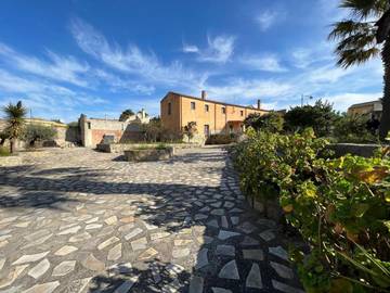 Cottage pour 2 personnes, avec jardin et vue ainsi que terrasse et bassin pour enfant dans Dolianova