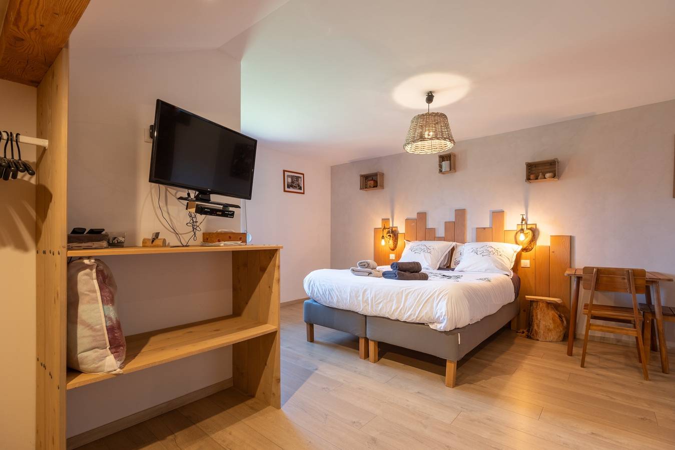 Chambres d'hôtes Nos Racines - Le Tson: Habitación con espacio de trabajo, salón y cocina compartida in Saulxures-sur-Moselotte, Parque natural regional de los Ballons des Vosges