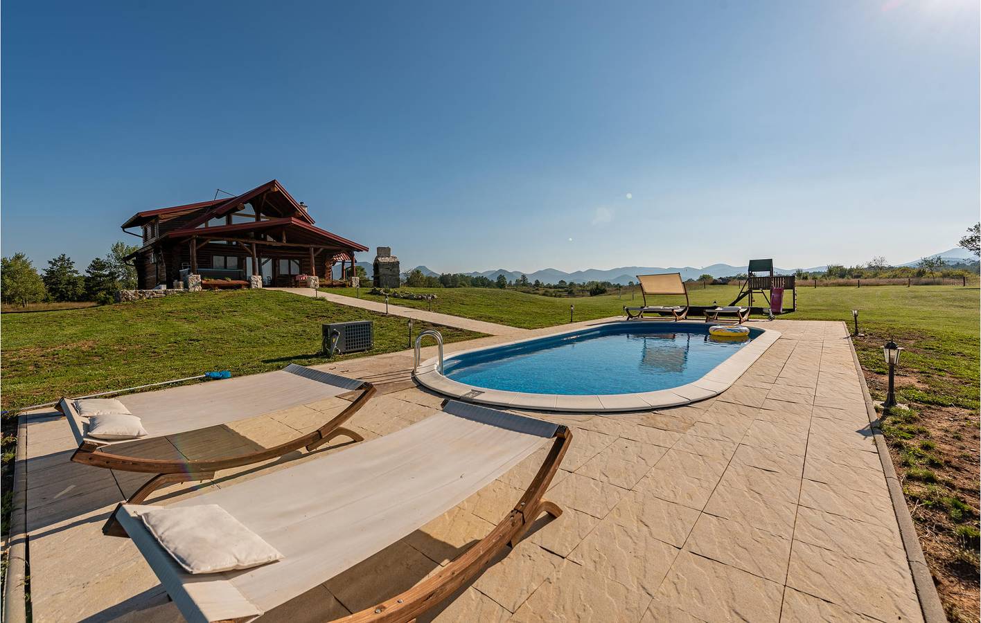 Reizende 2-Zimmer-Wohnung mit Pool, Terrasse und WLAN in Lovinac, Lika-Senj