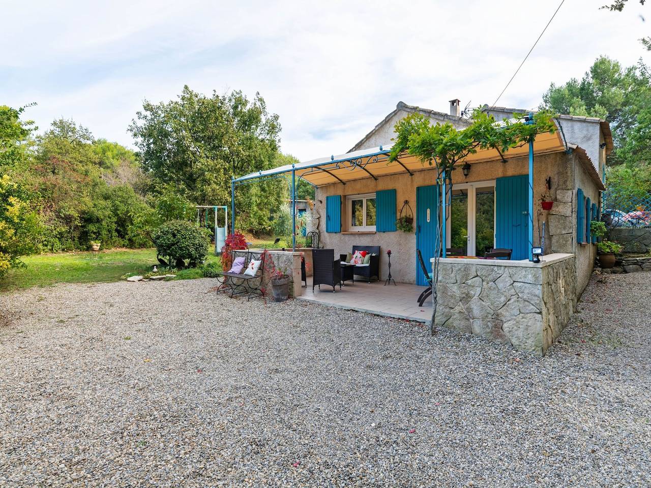 Tastefully furnished villa with terrace, private swimming pool near of Lambesc. in Lambesc, Region de Aix-en-Provence